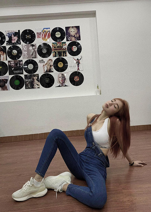 Gái hai con Elly Trần được khen vóc dáng thon gọn, quyến rũ.