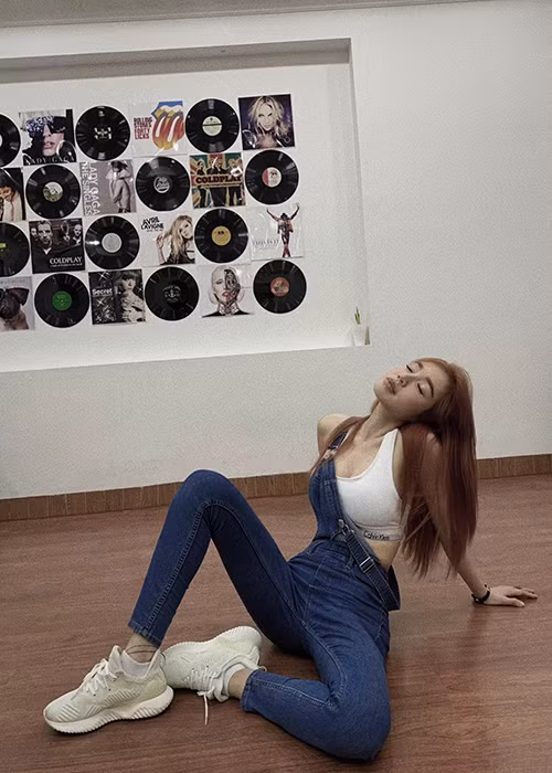 Gái hai con Elly Trần được khen vóc dáng thon gọn, quyến rũ.