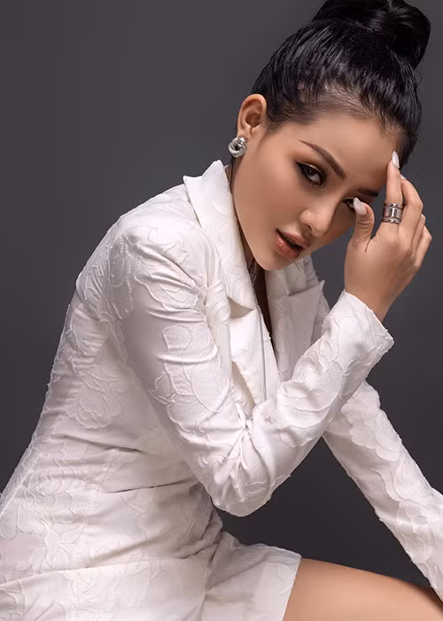 Hot girl sinh năm 1998 sở hữu vòng 1 khủng mà cô khăng khăng không phẫu thuật thẩm mỹ.