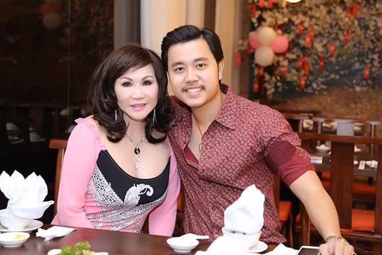 Cặp đôi lệch tuổi cuối cùng quyết định đường ai nấy đi sau 5 năm gắn bó. Hiện tại, Vũ Hoàng Việt hạnh phúc bên bạn gái mới xinh đẹp trong khi Thúy Hoàng kín tiếng về đời tư. Ảnh: Tiền Phong Xem video "Vũ Hoàng Việt tái xuất cùng bạn gái Yvonne Thúy Hoàng". Nguồn Youtube/vtc