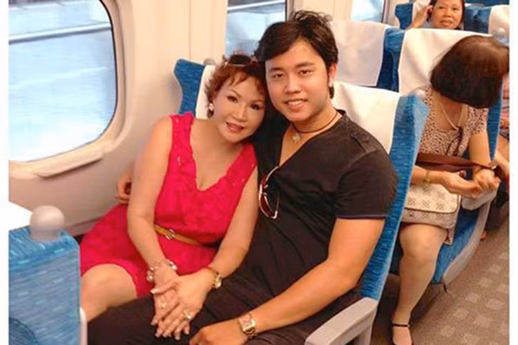 Vì chênh lệch tuổi tác quá lớn nên cuộc tình Vũ Hoàng Việt và Thúy Hoàng bị dư luận bàn tán.