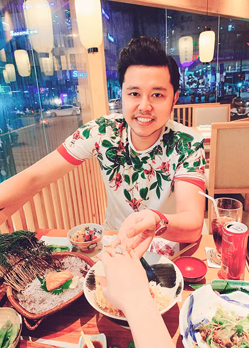 Tình cũ của Yvonne Thúy Hoàng còn hết lời khen ngợi bạn gái mới. "Cô ấy dễ thương, xinh đẹp và theo cảm nhận của mình thì cô ấy có tư duy trí tuệ, luôn đồng hành với mình trong cuộc sống", anh nói.