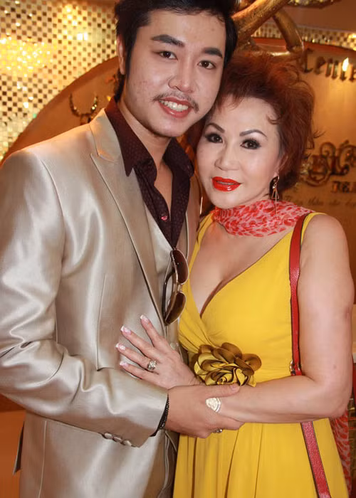 Vũ Hoàng Việt chẳng ngại điều tiếng trong cuộc tình với nữ đại gia hơn 32 tuổi khi dành lời ngọt ngào, cử chỉ tình tứ cho nửa kia. Ảnh: Dân Việt