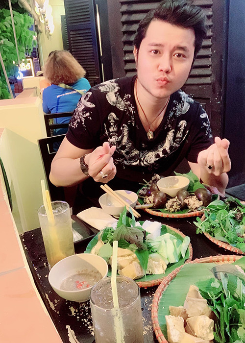 Qua một số bức ảnh Vũ Hoàng Việt chia sẻ, bạn gái của anh sở hữu làn da trắng, vòng một gợi cảm.