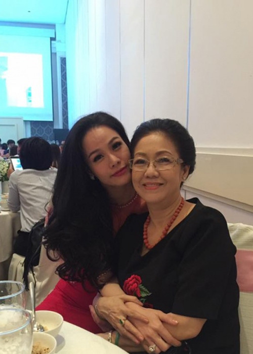 Không ít lần Nhật Kim Anh khoe được mẹ chồng yêu thương. Như khi Nhật Kim Anh gặp vận hạn, cô được mẹ chồng tặng sợi dây mặt cẩm thạch. Khi Nhật Kim Anh mệt, mẹ chồng của cô tự tay chưng yến để con dâu bồi bổ.