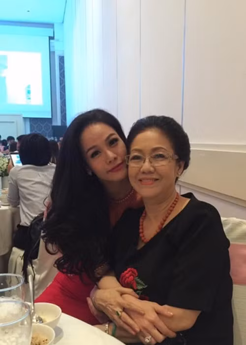 Không ít lần Nhật Kim Anh khoe được mẹ chồng yêu thương. Như khi Nhật Kim Anh gặp vận hạn, cô được mẹ chồng tặng sợi dây mặt cẩm thạch. Khi Nhật Kim Anh mệt, mẹ chồng của cô tự tay chưng yến để con dâu bồi bổ.