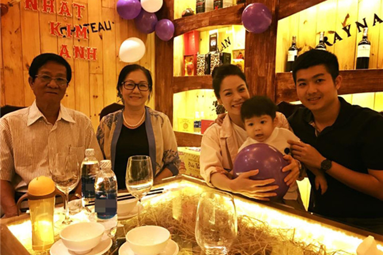 Khi biết vợ chồng Nhật Kim Anh rạn nứt, bố mẹ chồng của nữ diễn viên sốc và buồn đồng thời nhiều lần khuyên hai con hàn gắn.