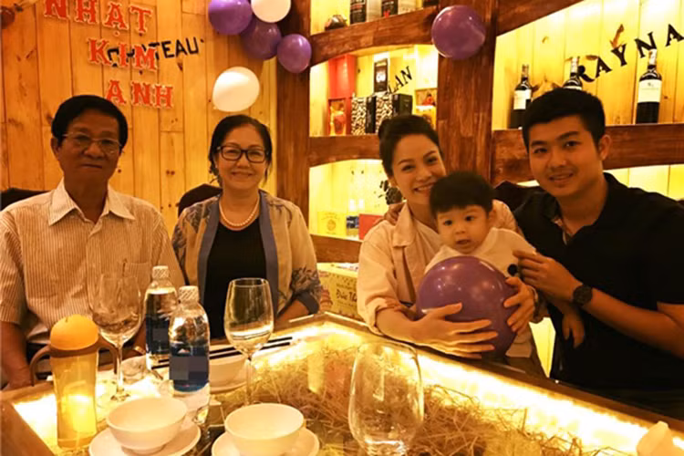 Khi biết vợ chồng Nhật Kim Anh rạn nứt, bố mẹ chồng của nữ diễn viên sốc và buồn đồng thời nhiều lần khuyên hai con hàn gắn.