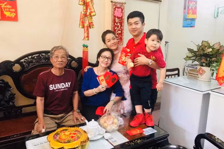 “Hơn 2 năm chung sống với nhau, điều mà tôi day dứt nhất chính là đã khiến cho ba mẹ và gia đình nhà chồng tôi kỳ vọng quá nhiều về hạnh phúc này, để rồi cuối cùng lại khiến họ thất vọng. Họ thật sự quá tốt với tôi”, cô nói.