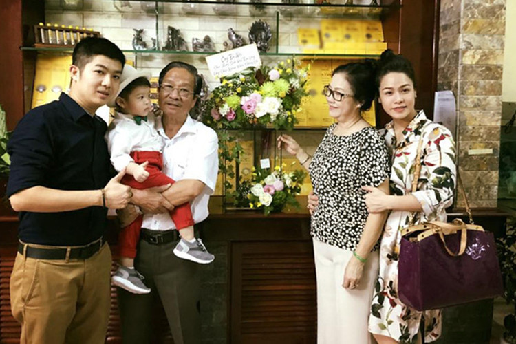 Con trai của Nhật Kim Anh hiện sống cùng bố và ông bà nội do lúc ly hôn, nữ diễn viên chưa có công việc ổn định.