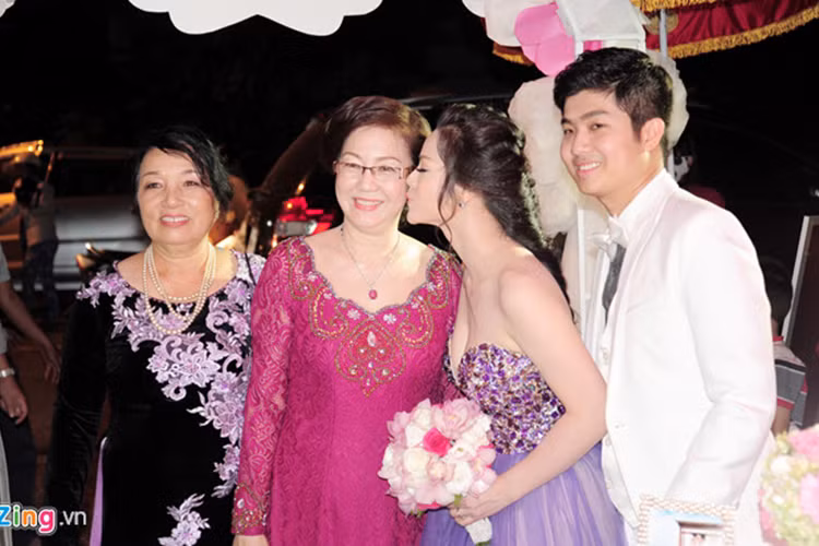 Khi mới cưới, Nhật Kim Anh vốn được lòng gia đình chồng, đặc biệt bố mẹ chồng. Trong ảnh, nữ diễn viên hôn má mẹ chồng trong đám cưới năm 2014. Ảnh: Zing