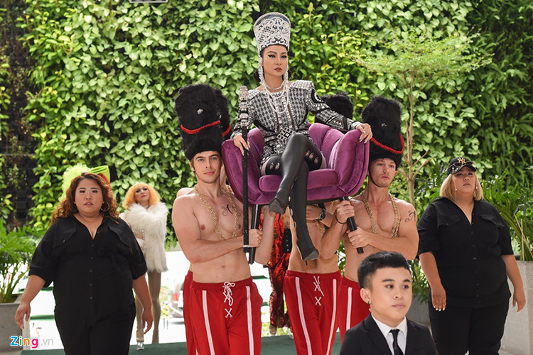 Cũng trong buổi họp báo ra mắt sản phẩm âm nhạc, Thu Minh còn bị chê làm lố khi ăn mặc như nữ hoàng, ngồi kiệu và được dàn trai Tây khiêng. Ảnh: Zing