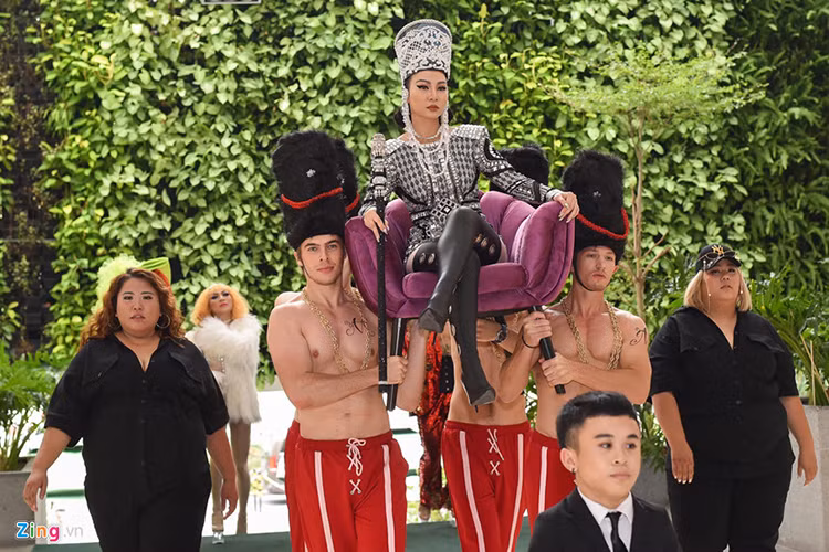 Cũng trong buổi họp báo ra mắt sản phẩm âm nhạc, Thu Minh còn bị chê làm lố khi ăn mặc như nữ hoàng, ngồi kiệu và được dàn trai Tây khiêng. Ảnh: Zing