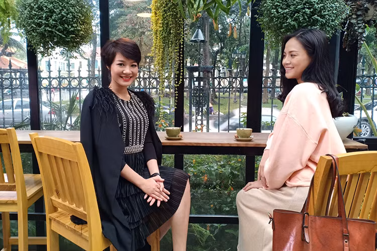 Khi biết chồng luôn nhớ đến người yêu cũ là Huệ, Uyên lựa chọn đánh ghen văn minh, không động tay chân với tình cũ của chồng.