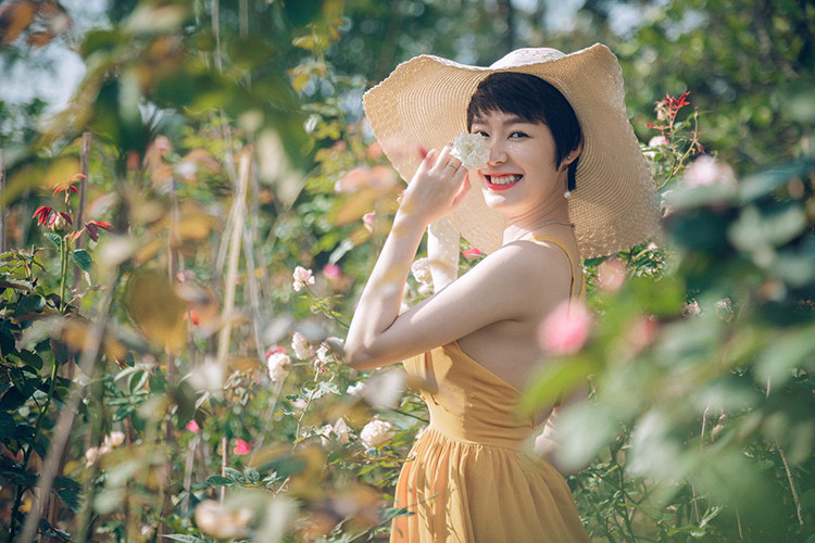 Sau khi tốt nghiệp trung học, Kim Ngọc thi vào Đại học sân khấu điện ảnh và giành vị trí thủ khoa đầu ra.