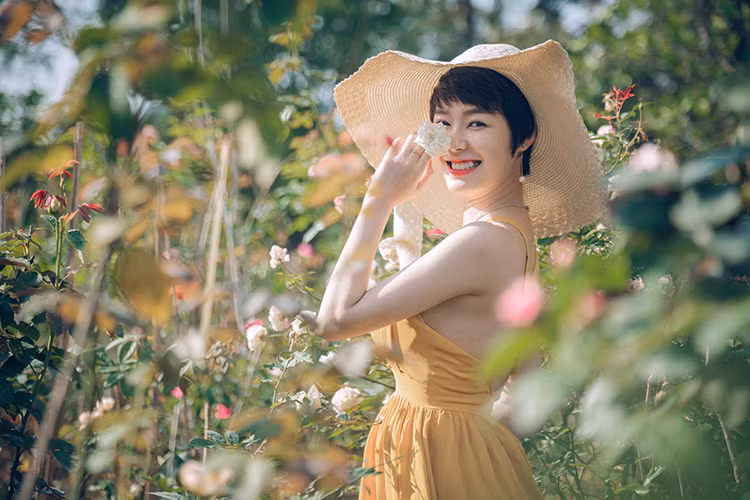 Sau khi tốt nghiệp trung học, Kim Ngọc thi vào Đại học sân khấu điện ảnh và giành vị trí thủ khoa đầu ra.