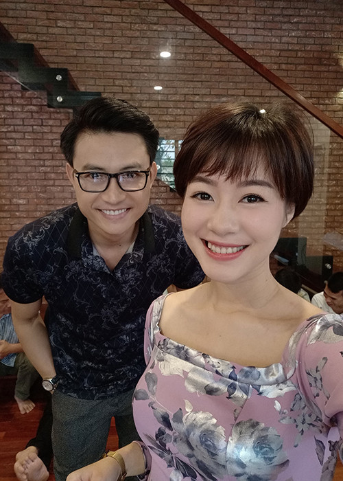 Hoàng Kim Ngọc sinh năm 1990. Từ nhỏ, cô đã bộc lộ những năng khiếu đặc biệt như hát, múa, diễn xuất.