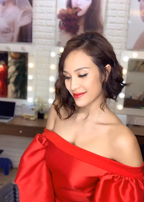 Sau đám cưới, Phương Mai vẫn sống và làm việc tại Việt Nam. Quyết định này được bạn trai hoàn toàn ủng hộ.