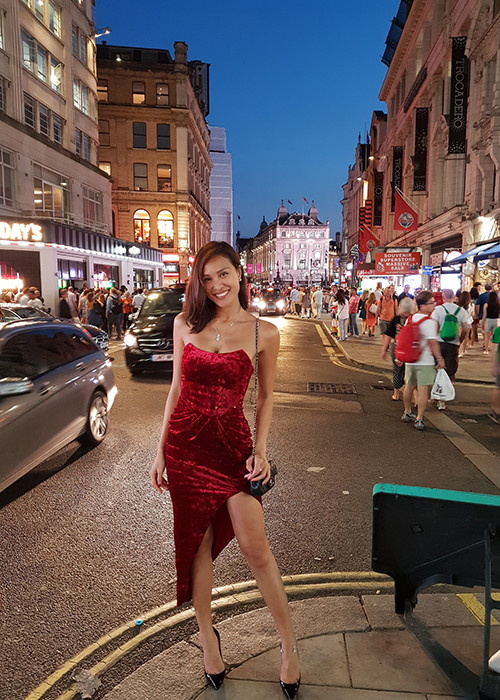 Nữ MC song ngữ khá chuộng váy áo khoe tối đa lợi thế hình thể.