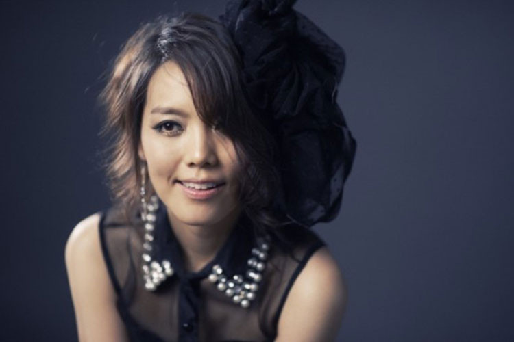 Nữ ca sĩ sinh năm 1978 vốn tham gia ca hát tại nhà thờ từ khi còn nhỏ. Năm So Hyang 18 tuổi, tài năng của cô được phát hiện.