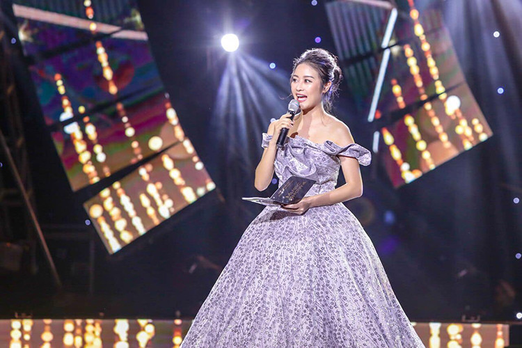 Phí Linh sinh năm 1989. Năm 4 tuổi, cô được lên sóng truyền hình khi tham gia đọc thơ và hát.