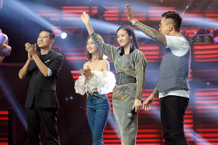 Một số chương trình Phí Linh làm MC gồm Thay đổi cuộc sống, Muôn màu showbiz, Thần tượng Bolero 2017, The Face.