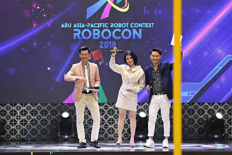 Năm 2012, em gái kết nghĩa của Tuấn Hưng giành giải á hậu cuộc thi Cầu vồng lĩnh vực MC.