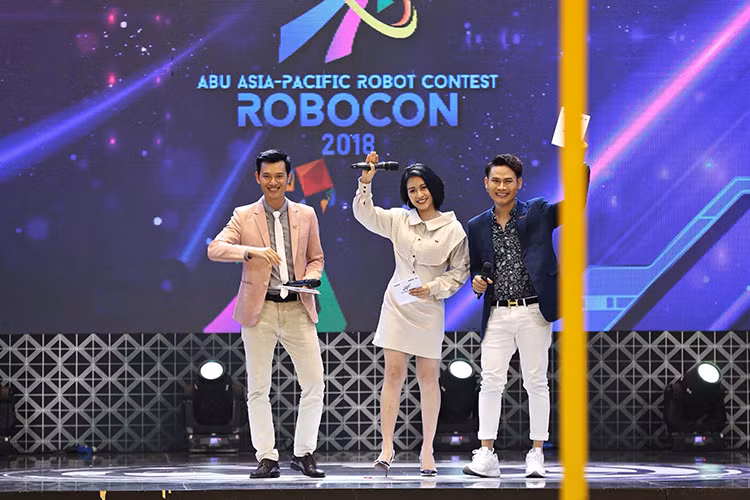 Năm 2012, em gái kết nghĩa của Tuấn Hưng giành giải á hậu cuộc thi Cầu vồng lĩnh vực MC.