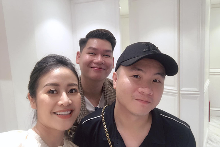 Trên trang cá nhân, Phí Linh úp mở về đám cưới bằng việc chia sẻ hình ảnh cả buổi chiều bàn về "ngày trọng đại" cùng NTK Đỗ Mạnh Cường.