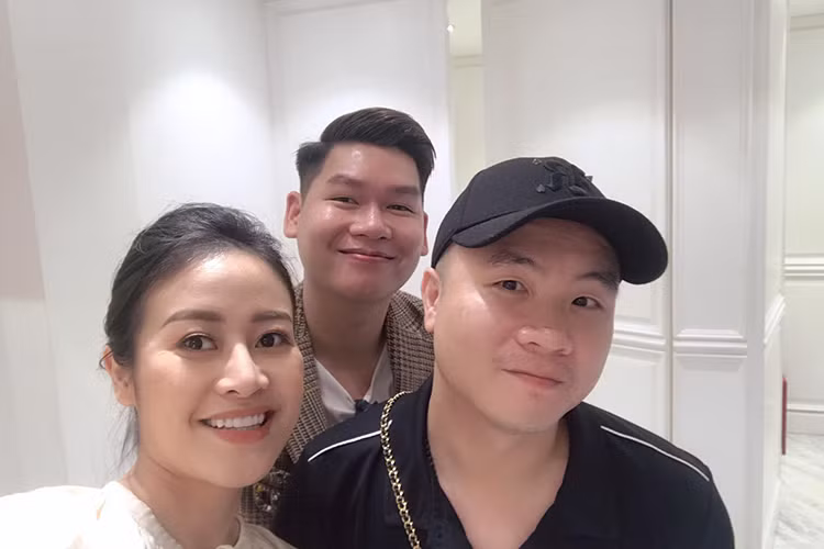 Trên trang cá nhân, Phí Linh úp mở về đám cưới bằng việc chia sẻ hình ảnh cả buổi chiều bàn về "ngày trọng đại" cùng NTK Đỗ Mạnh Cường.