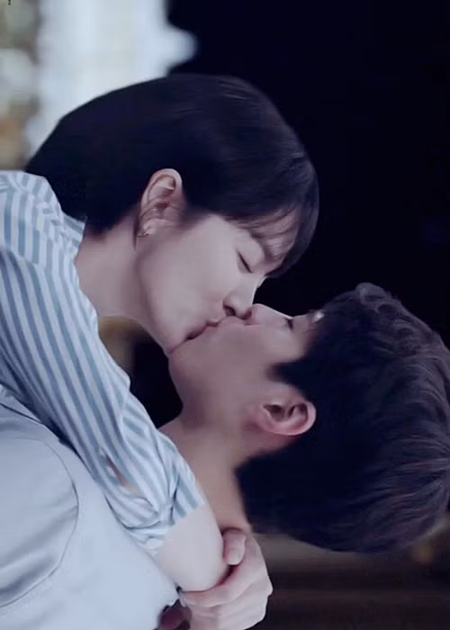 Vợ cũ của Song Joong Ki đã có nhiều cảnh quay tình cảm với bạn diễn kém tuổi Park Bo Gum trong phim.