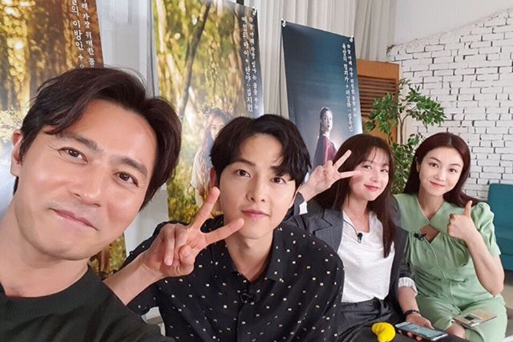 Cách đây ít ngày, Kim Ok Bin từng khoe ảnh bên các bạn diễn, trong đó có Song Joong Ki.