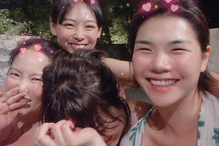 Song Hye Kyo từng dập tắt tin đồn bạn thân là kẻ thứ ba bằng việc đăng tải hình ảnh đi du lịch cùng người bạn này.