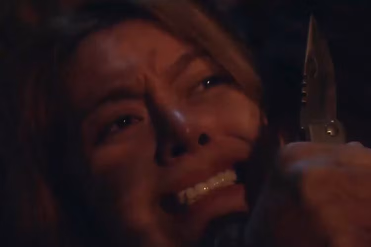 9x phải thể hiện một số cảnh lộ da thịt, hay bị tên biến thái tấn công, sờ soạng trong "Mê cung".