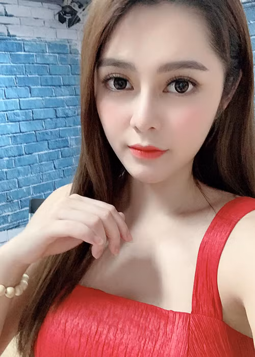 Ngoài ra, hot girl sinh năm 1995 cũng đóng các MV ca nhạc.