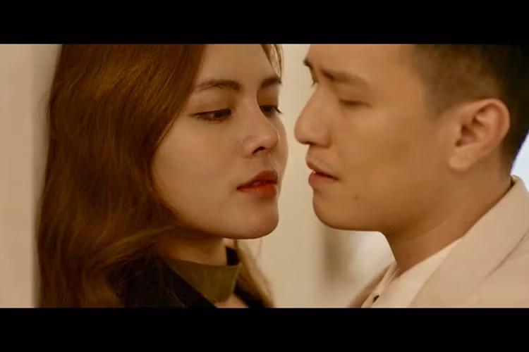 Trong bộ phim "Chạy trốn thanh xuân", Cao Diệp Anh vào vai một cô gái vào quán bar mồi chài Phi. Đây là một vai diễn nhỏ.