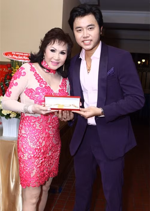 Sinh nhật Vũ Hoàng Việt, Yvonne Thúy Hoàng dành tặng cho tình trẻ chuyến du lịch vòng quanh châu Âu cùng sợi dây chuyền vàng trị giá hơn 100 triệu đồng. Ảnh: Khám phá