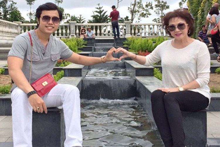 Trong 5 năm yêu nhau, cặp đôi chênh nhau đến 32 tuổi này đã tặng cho nhau không ít món quà. Ảnh: Gia đình Việt Nam