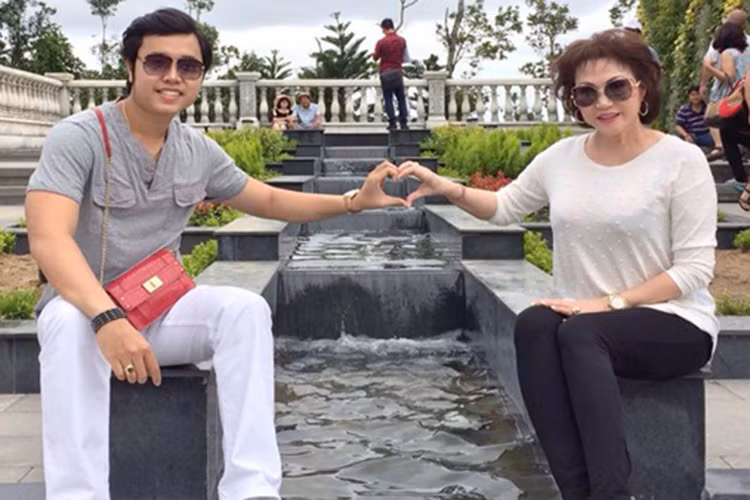 Trong 5 năm yêu nhau, cặp đôi chênh nhau đến 32 tuổi này đã tặng cho nhau không ít món quà. Ảnh: Gia đình Việt Nam