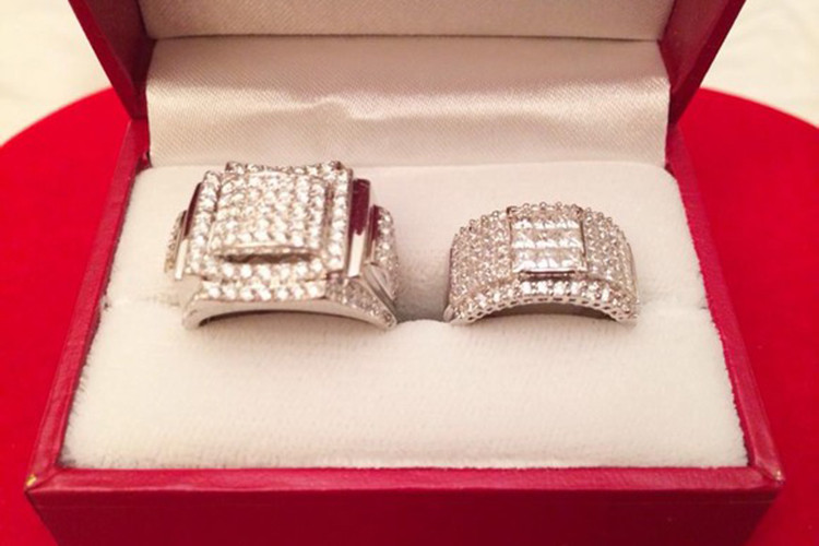 Valentine 2014, Vũ Hoàng Việt cầu hôn tình già bằng chiếc nhẫn đắt tiền.