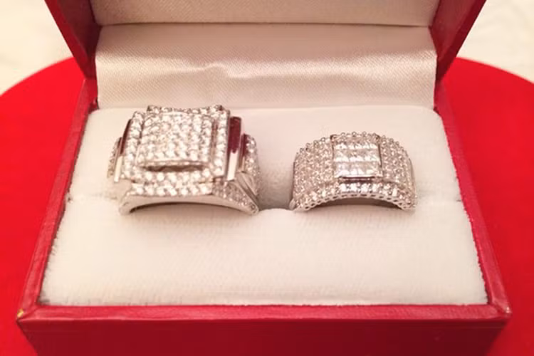 Valentine 2014, Vũ Hoàng Việt cầu hôn tình già bằng chiếc nhẫn đắt tiền.