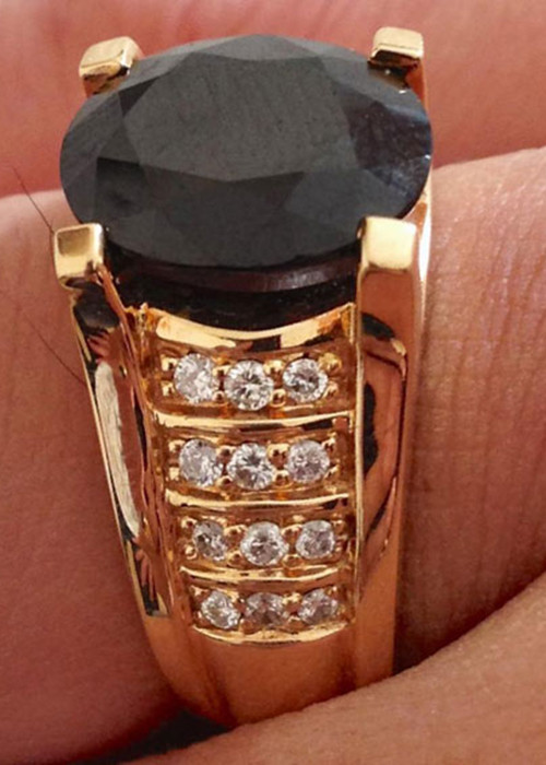 Ngày 8/3/2013, Vũ Hoàng Việt được Thúy Hoàng tặng chiếc nhẫn giá trị. Để thỏa mãn trí tò mò của mọi người anh khoe cận cảnh chiếc nhẫn này. Ảnh: FBNV