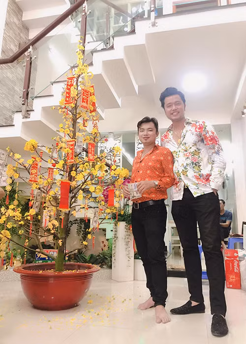 Năm 2018, nam người mẫu công khai chuyện chia tay với tình già tỷ phú. Từ khi chuyện tình cảm tan vỡ, Vũ Hoàng Việt đầu tư kinh doanh bất động sản và phất lên như diều gặp gió. Ngoài căn nhà tậu năm 2016, nam người mẫu vừa xây căn nhà mới 10 tỷ đồng. Theo Ngôi sao, thu nhập của Vũ Hoàng Việt mỗi tháng lên đến hàng trăm triệu đồng.