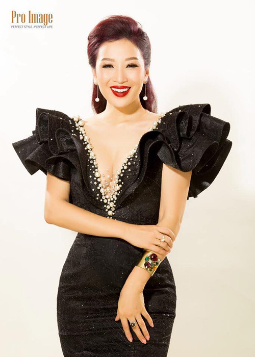 Với lợi thế về nhan sắc, Thu Hương lấn sân làm MC. Cô từng dẫn chương trình Phụ nữ thế kỷ 21 (2006), Làm giàu không khó.