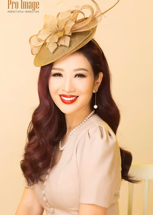  Hoa khôi Thu Hương gây ấn tượng với khán giả với gương mặt khả ái, nụ cười duyên dáng, vóc dáng thon gọn, gợi cảm.