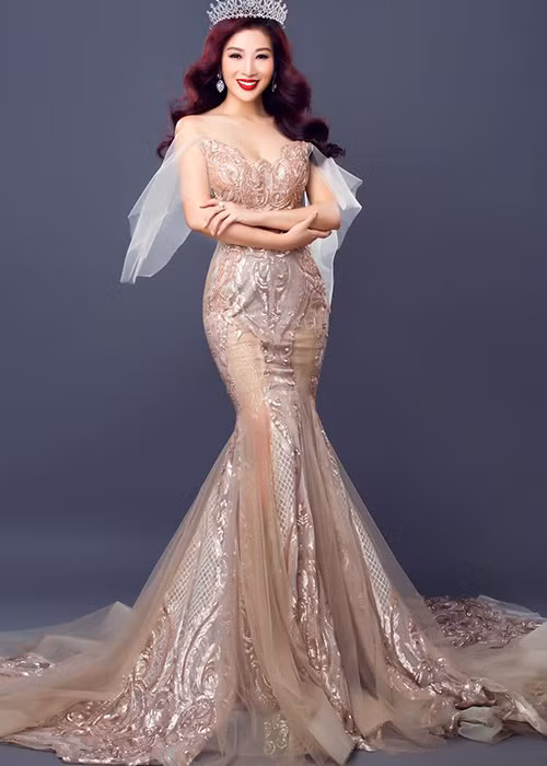 Năm 2011, Thu Hương tham gia cuộc thi Hoa hậu quý bà thế giới. Tại sân chơi này, cô đoạt danh hiệu á hậu 2.