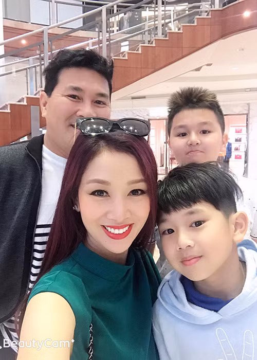 Thu Hương kết hôn với doanh nhân Nguyễn Hoài Nam. Hiện tại, chồng của cô được bầu Đức tiến cử chức Phó chủ tịch VFF.