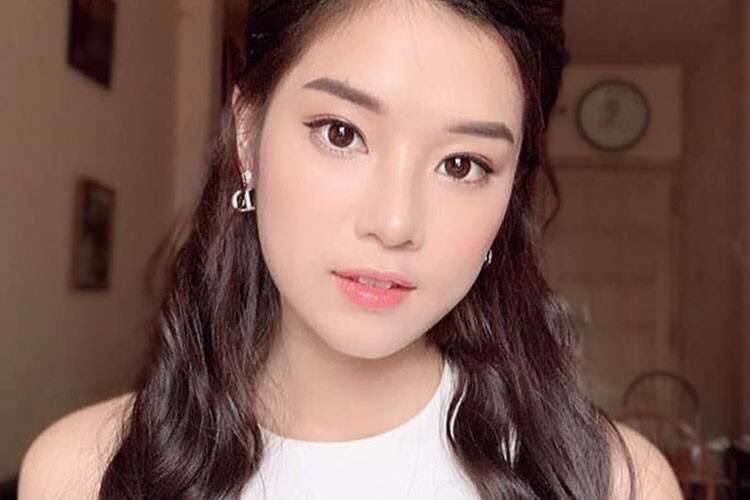 "Các sĩ tử ơi hãy cố lên, hãy làm hết khả năng của mình. Ai có bút thì cầm bút, ai có thước kẻ thì cầm thước kẻ, ai có giấy nháp thì cầm giấy nháp, hãy mang theo tất cả để làm bài thi một cách tốt nhất. Vào phòng thi đừng lúng túng quá, nếu không trúng tủ thì mau nhớ lại những giờ học trên lớp và ghi hết ra, lúc này 0.5 điểm cũng vô cùng quý giá. Đừng sợ, hãy để chúng ta thành con nhà người ta", Hoàng Yến Chibi gửi lời chúc đáng yêu đến các sĩ tử.