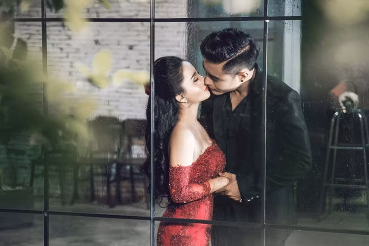 Bà xã của Lê Dương Bảo Lâm sở hữu nhan sắc xinh đẹp như hot girl. Ảnh: Zing