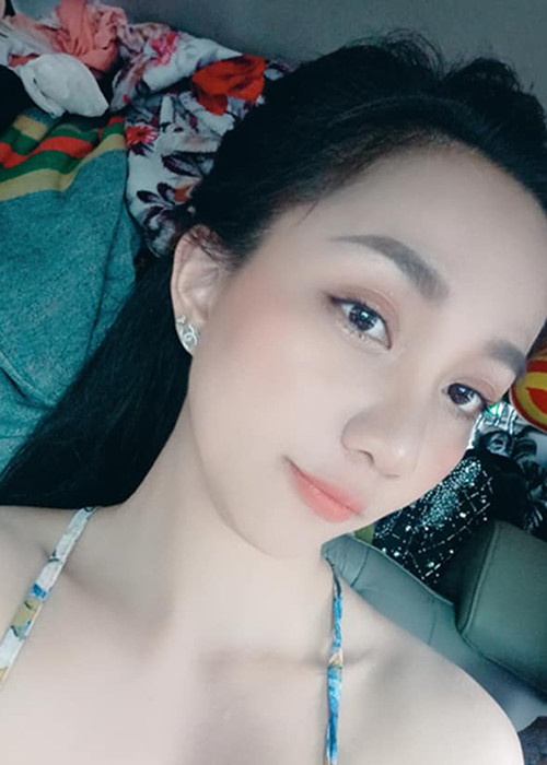 Cô chọn trở thành hậu phương vững chắc cho chồng hoạt động nghệ thuật.